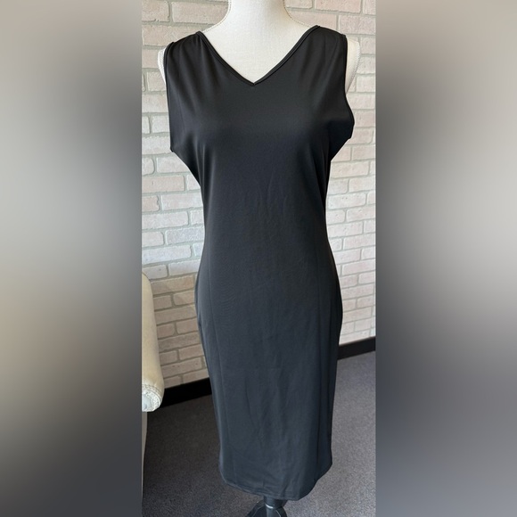Elegant Black Dress - Picture 1 of 2